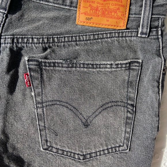 Levi’s 501 Faded Black Denim Shorts (Size 26) - Picture 5 of 6